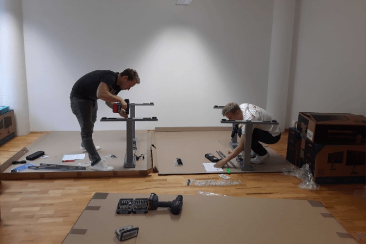 Mitarbeiter beim Aufbauen der Möbel